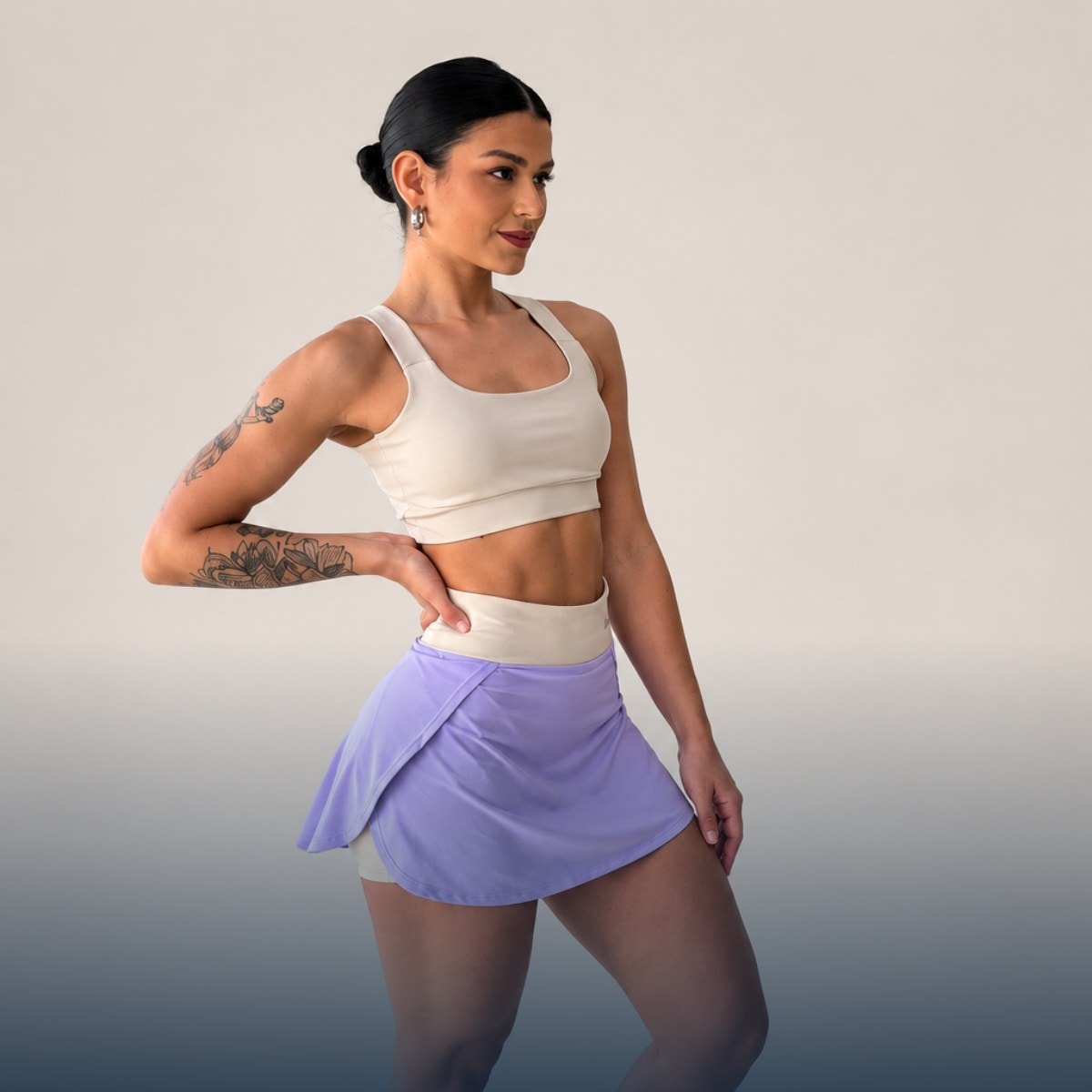 Modelo com top off white e short saia lilás