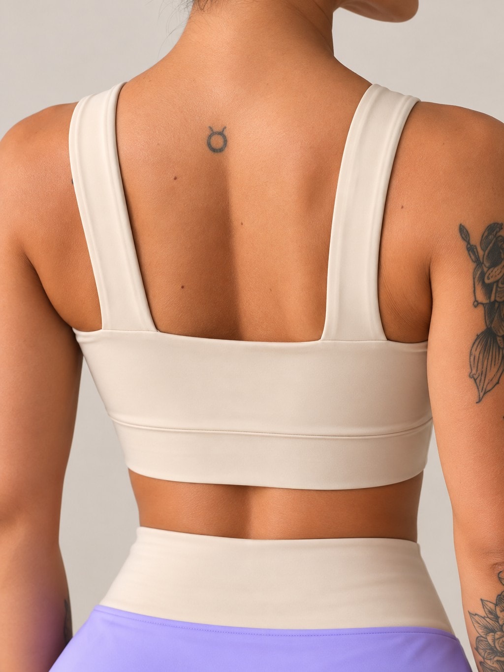 Costas do top off white, com alças largas