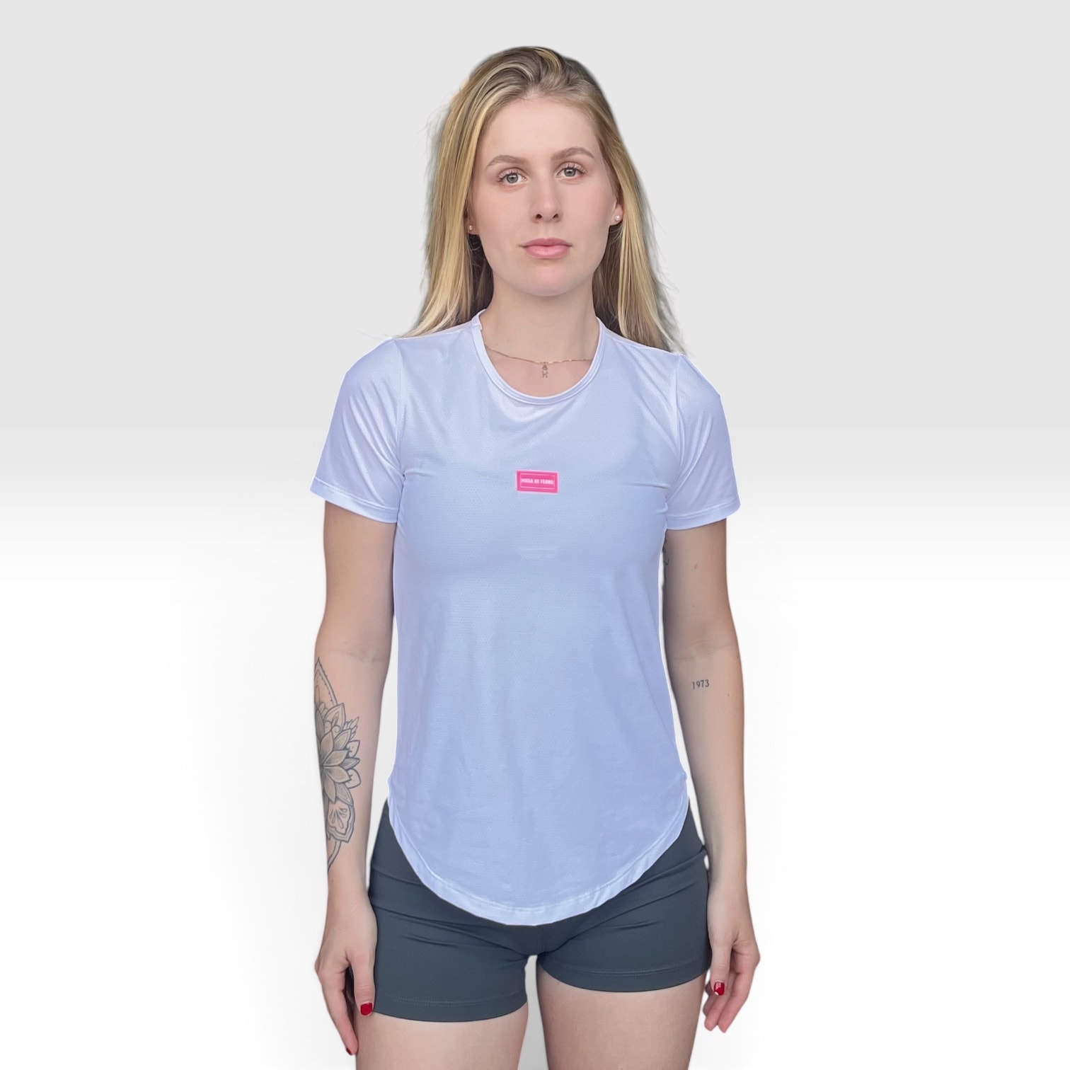Camiseta feminina branca Musa de Ferro, vista de frente