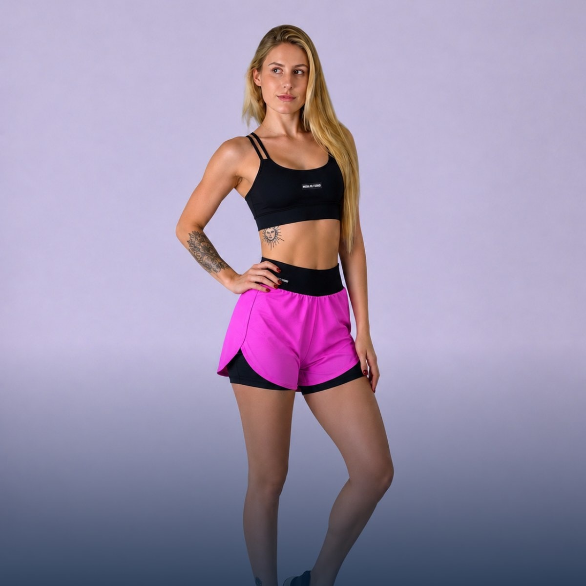 Modelo com top preto e short duplo rosa e preto